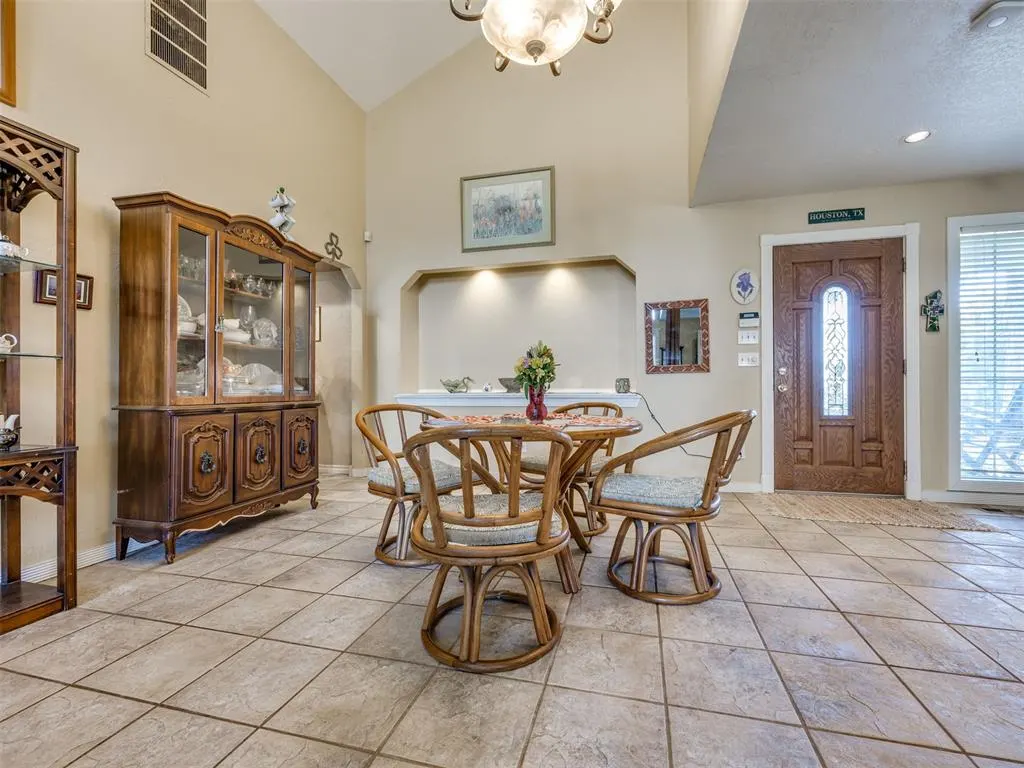 Photo 6 — 7104 N Lakeway Drive, Warr Acres, OK 73132