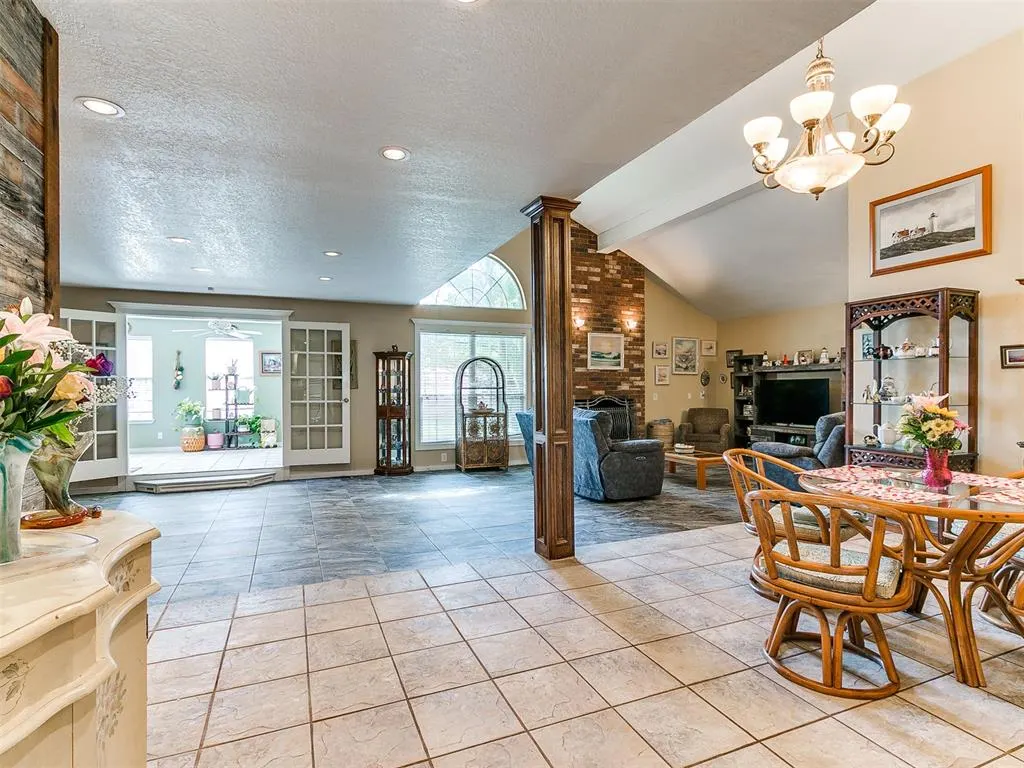 Photo 8 — 7104 N Lakeway Drive, Warr Acres, OK 73132