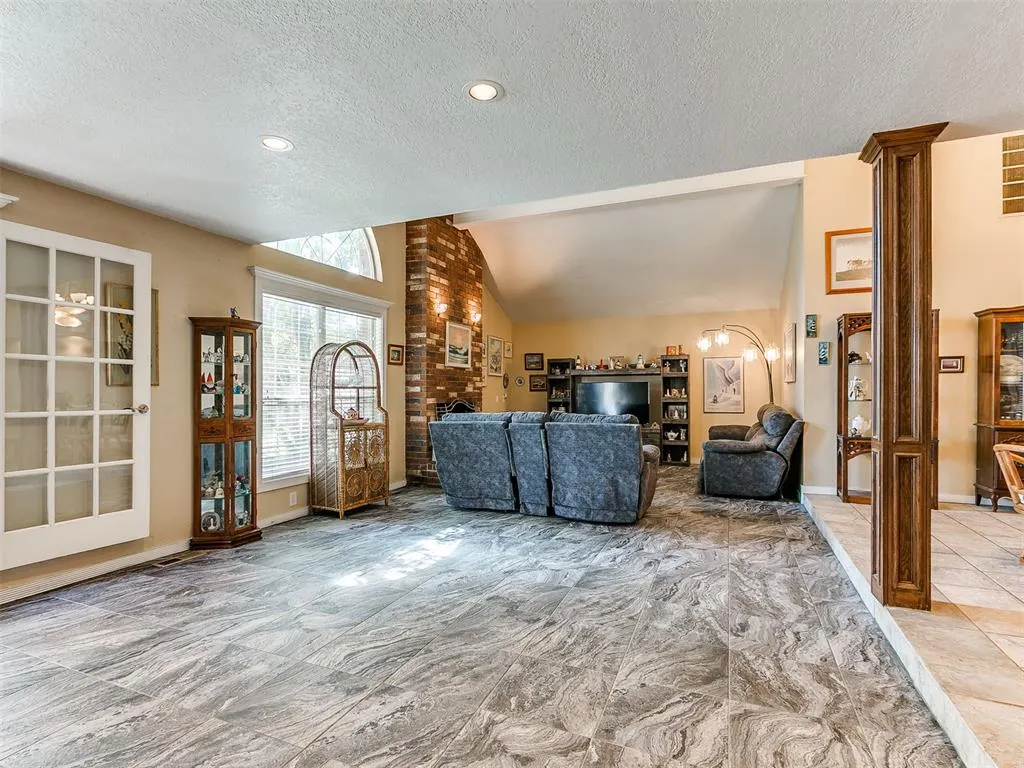 Photo 14 — 7104 N Lakeway Drive, Warr Acres, OK 73132
