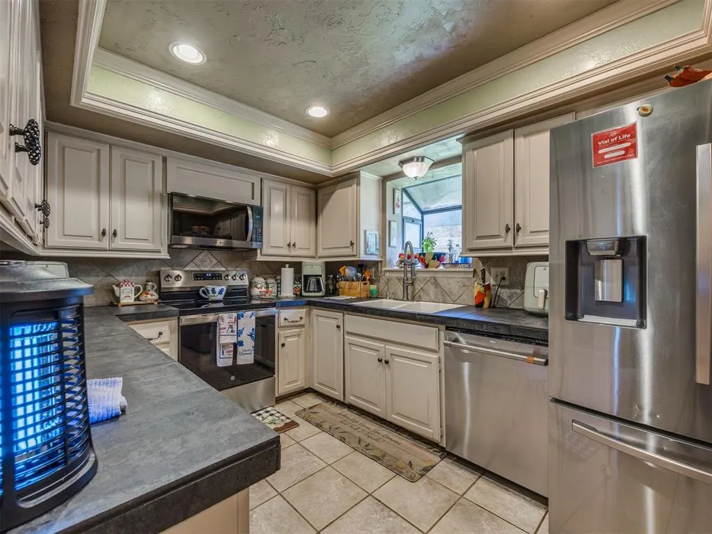 Photo 18 — 7104 N Lakeway Drive, Warr Acres, OK 73132