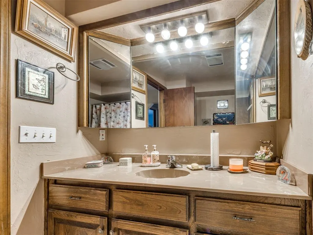 Photo 25 — 7104 N Lakeway Drive, Warr Acres, OK 73132