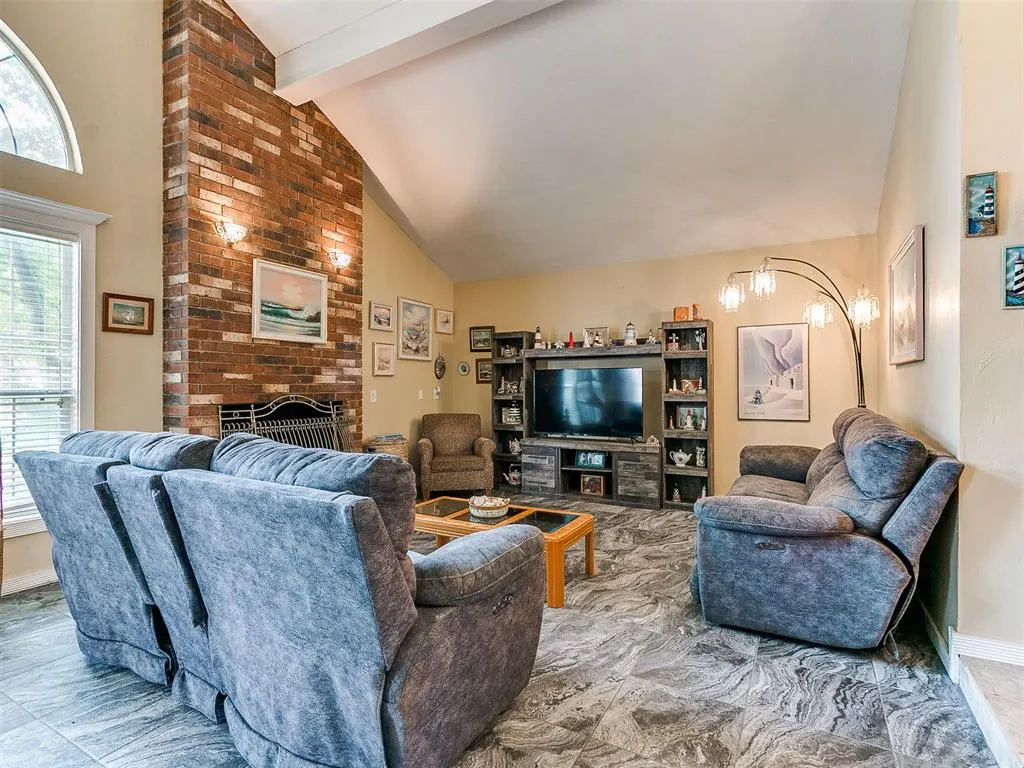 Photo 17 — 7104 N Lakeway Drive, Warr Acres, OK 73132