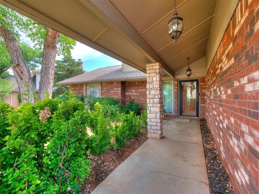 Photo 2 — 7104 N Lakeway Drive, Warr Acres, OK 73132