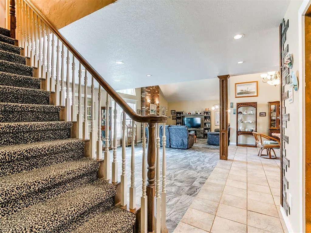 Photo 10 — 7104 N Lakeway Drive, Warr Acres, OK 73132