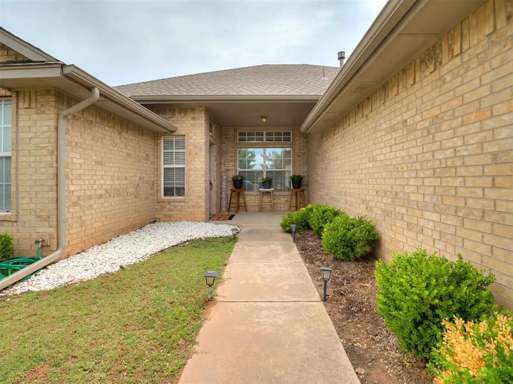 Photo 2 — 404 S Pointe Lane, Mustang, OK 73064