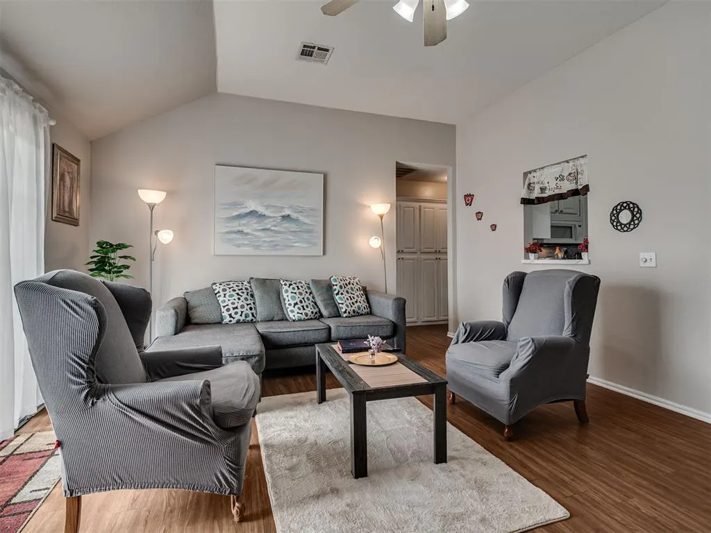 Photo 9 — 404 S Pointe Lane, Mustang, OK 73064