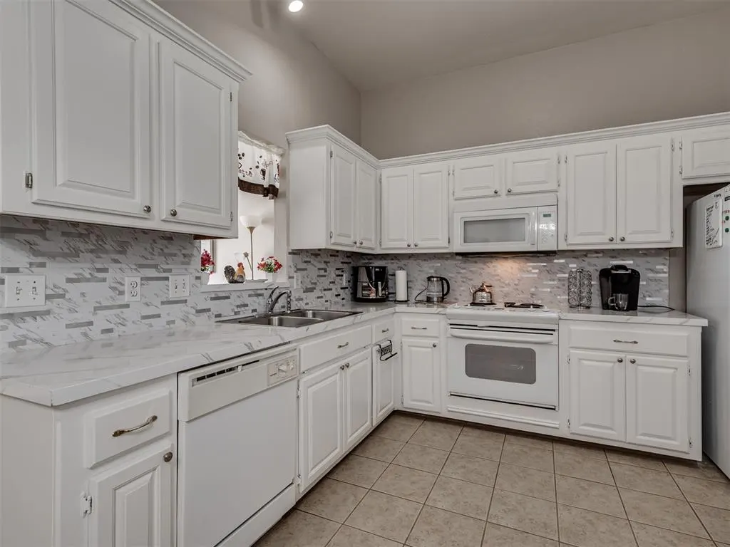 Photo 11 — 404 S Pointe Lane, Mustang, OK 73064
