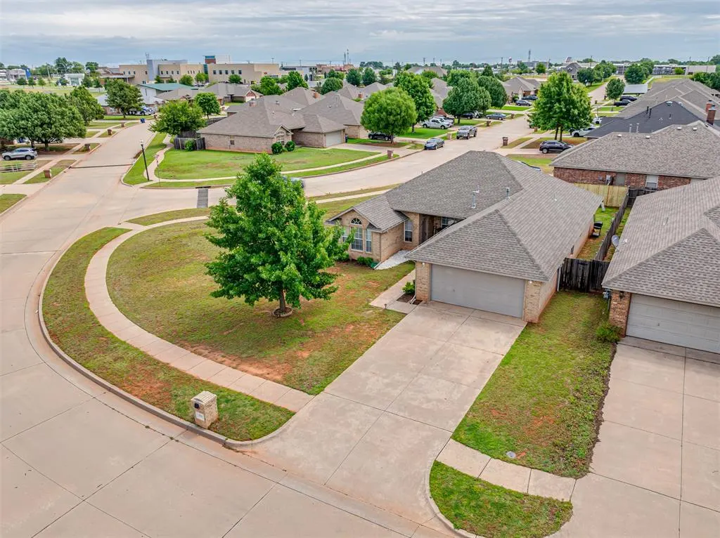 Front exterior — 404 S Pointe Lane, Mustang, OK 73064