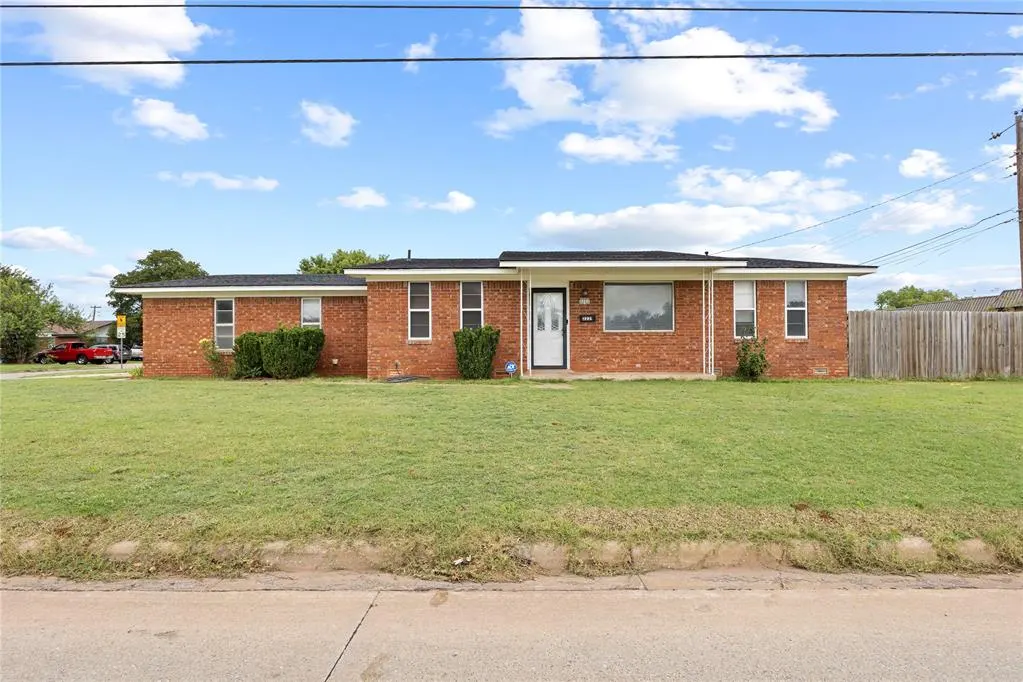 Front exterior — 2221 W Modelle Avenue, Clinton, OK 73601