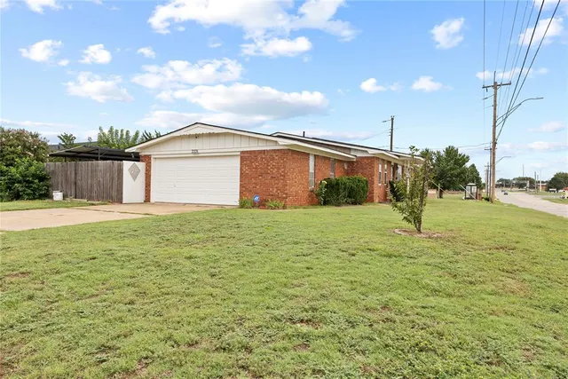 Photo 2 — 2221 W Modelle Avenue, Clinton, OK 73601