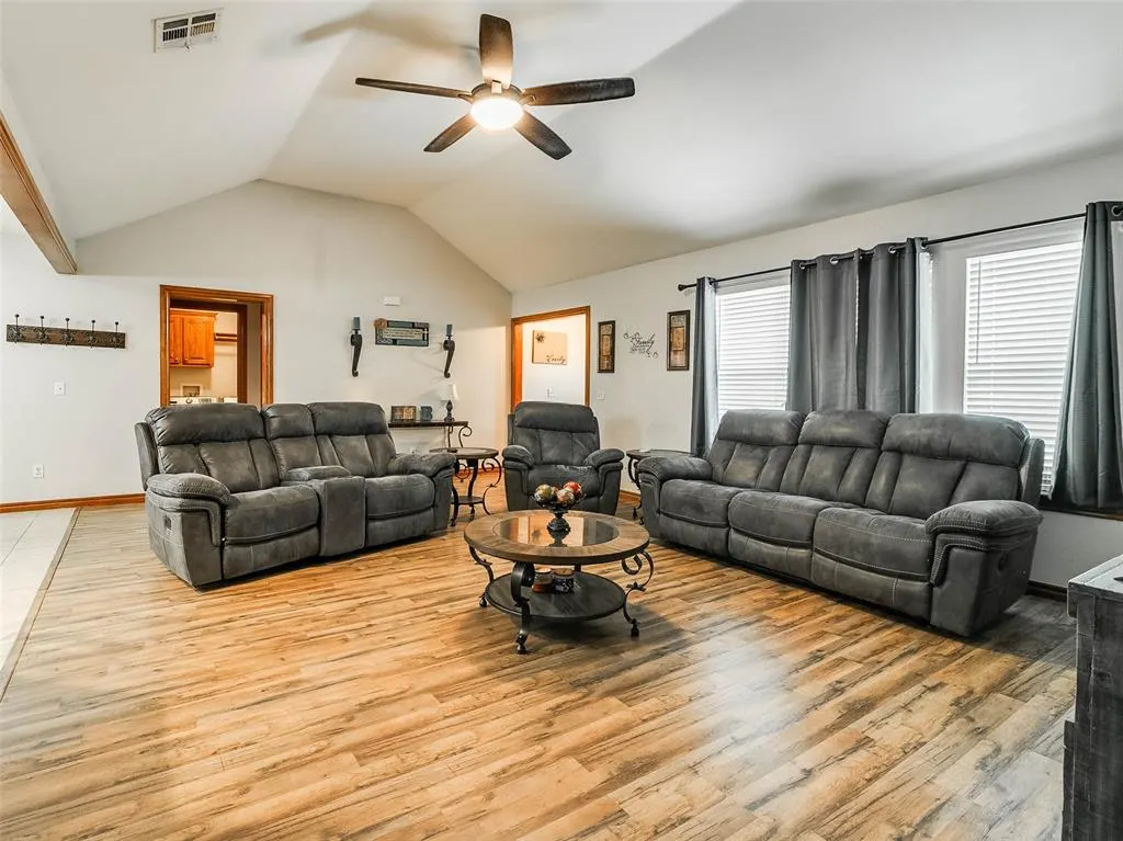 Photo 11 — 401 S 10th Avenue, Stroud, OK 74079