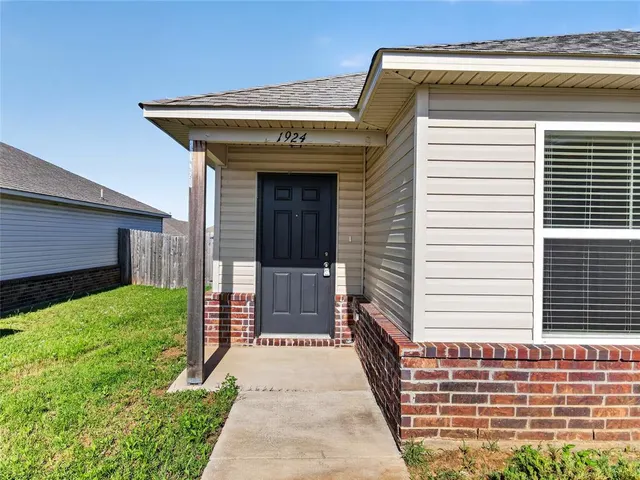 Photo 4 — 1924 Hannah Lane, Oklahoma City, OK 73127