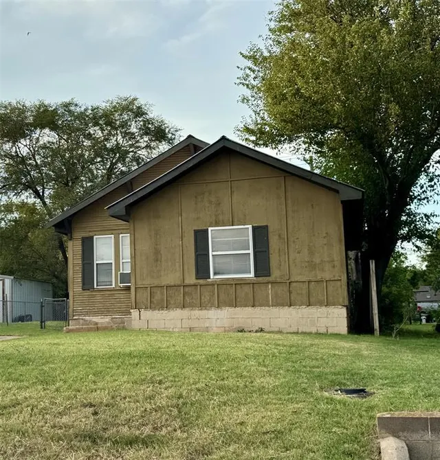 Photo 2 — 703 W B Avenue, Elk City, OK 73644