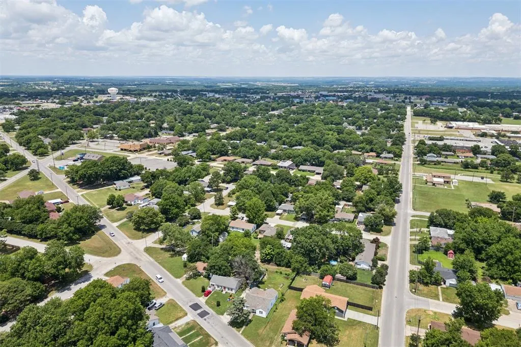 Photo 8 — 706 Elizabeth Drive, Ardmore, OK 73401