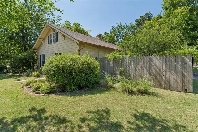 Photo 2 — 829 E Frank Street, Norman, OK 73071