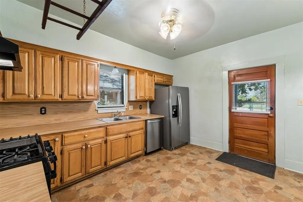 Photo 11 — 829 E Frank Street, Norman, OK 73071