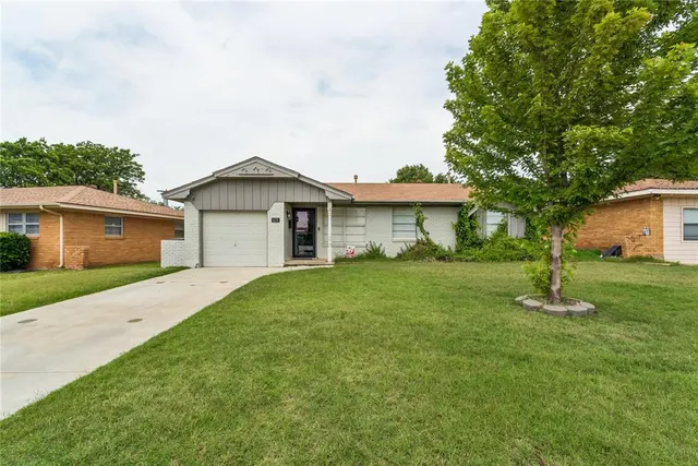 Photo 2 — 631 SW 3rd Street, Moore, OK 73160