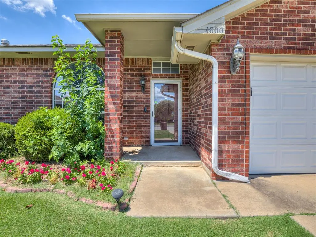 Photo 3 — 1600 Hazelwood Drive, Norman, OK 73071