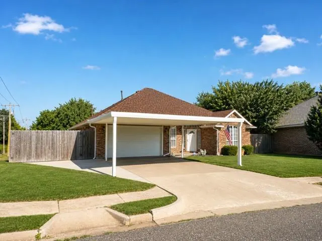 Photo 2 — 8213 Woodbend Drive, Oklahoma City, OK 73135