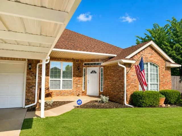 Photo 3 — 8213 Woodbend Drive, Oklahoma City, OK 73135