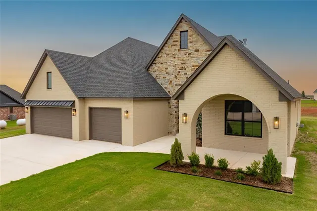 Front exterior — 11440 Skyline View, Guthrie, OK 73044