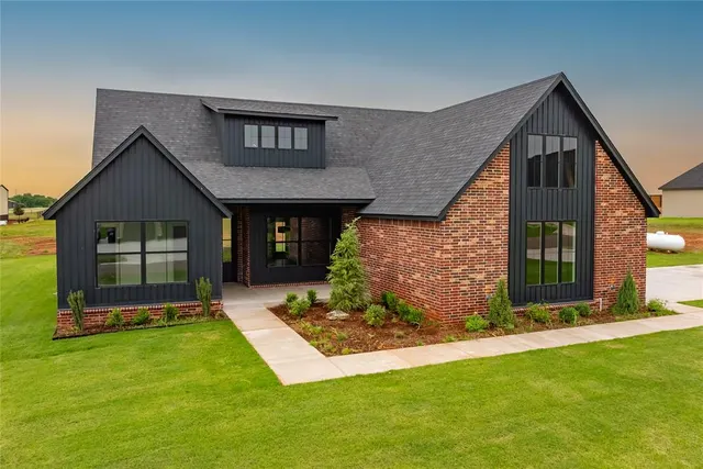 Front exterior — 11480 Skyline View, Guthrie, OK 73044