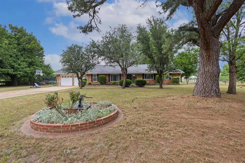 Front exterior — 623 Greenbriar Avenue, Edmond, OK 73034