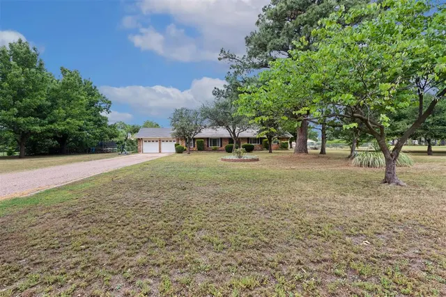 Photo 2 — 623 Greenbriar Avenue, Edmond, OK 73034