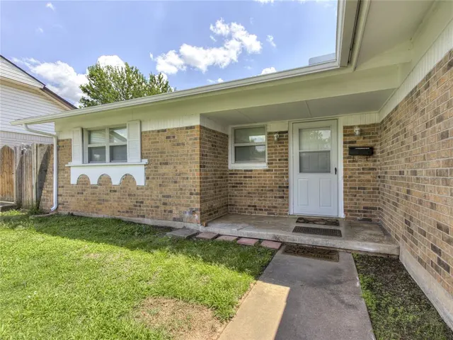 Photo 3 — 912 Meadowgreen Drive, Midwest City, OK 73110