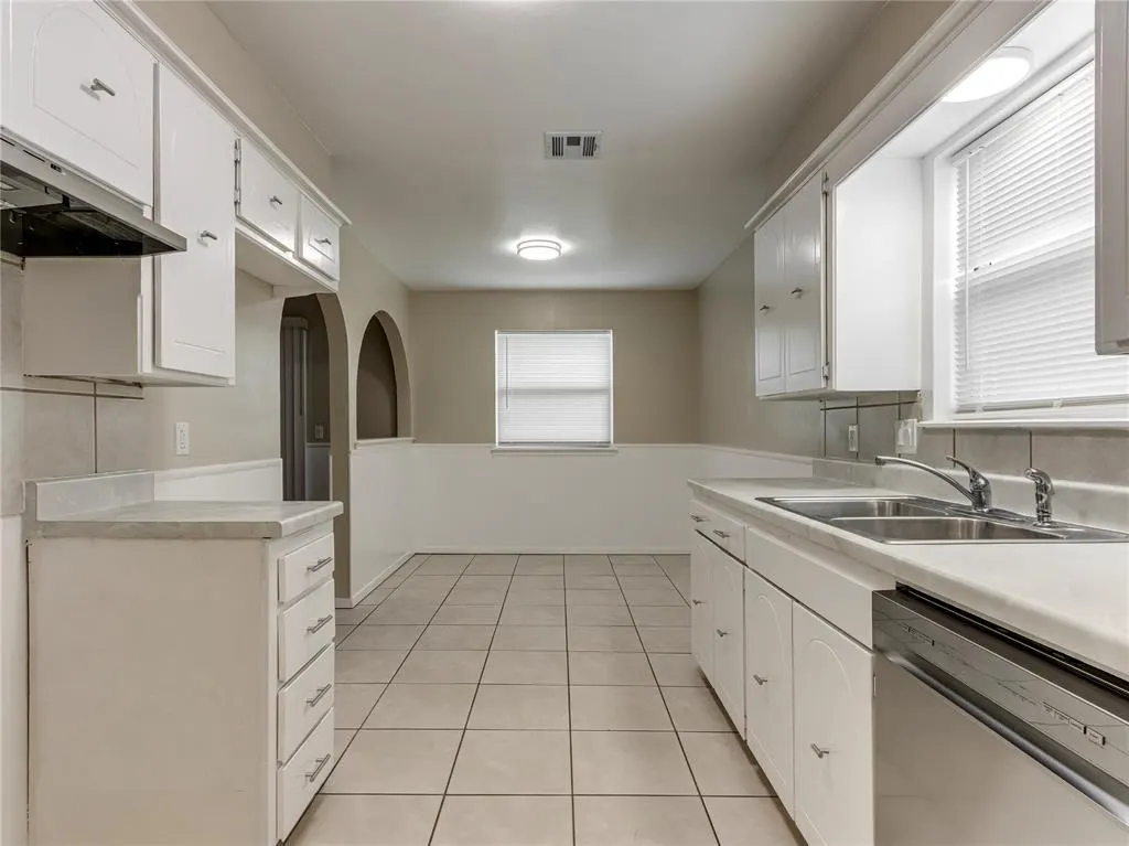 Photo 9 — 912 Meadowgreen Drive, Midwest City, OK 73110