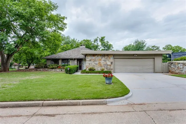 Photo 2 — 2933 Browne Stone Road, Oklahoma City, OK 73120