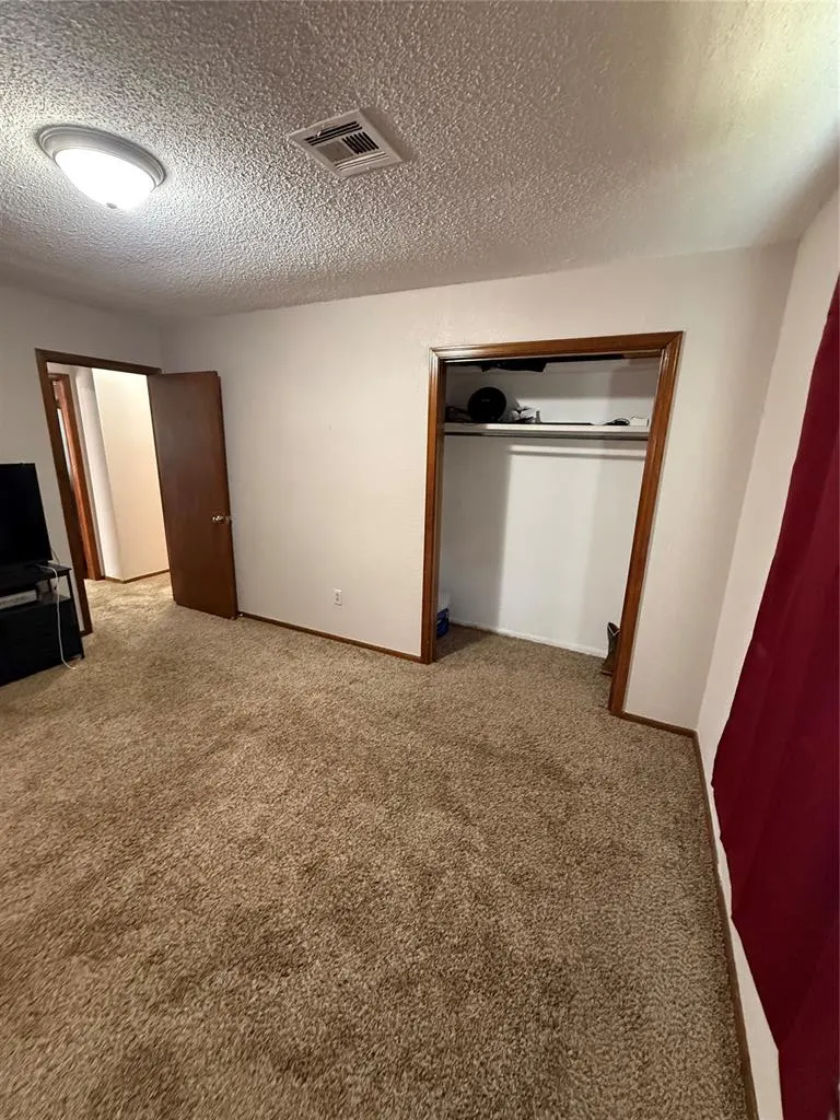 Photo 10 — 2901 NE Lakeview Circle, Lawton, OK 73507