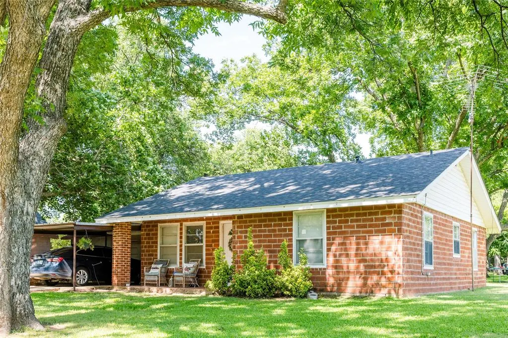 Photo 2 — 405 S Clayton Avenue, Wynnewood, OK 73098