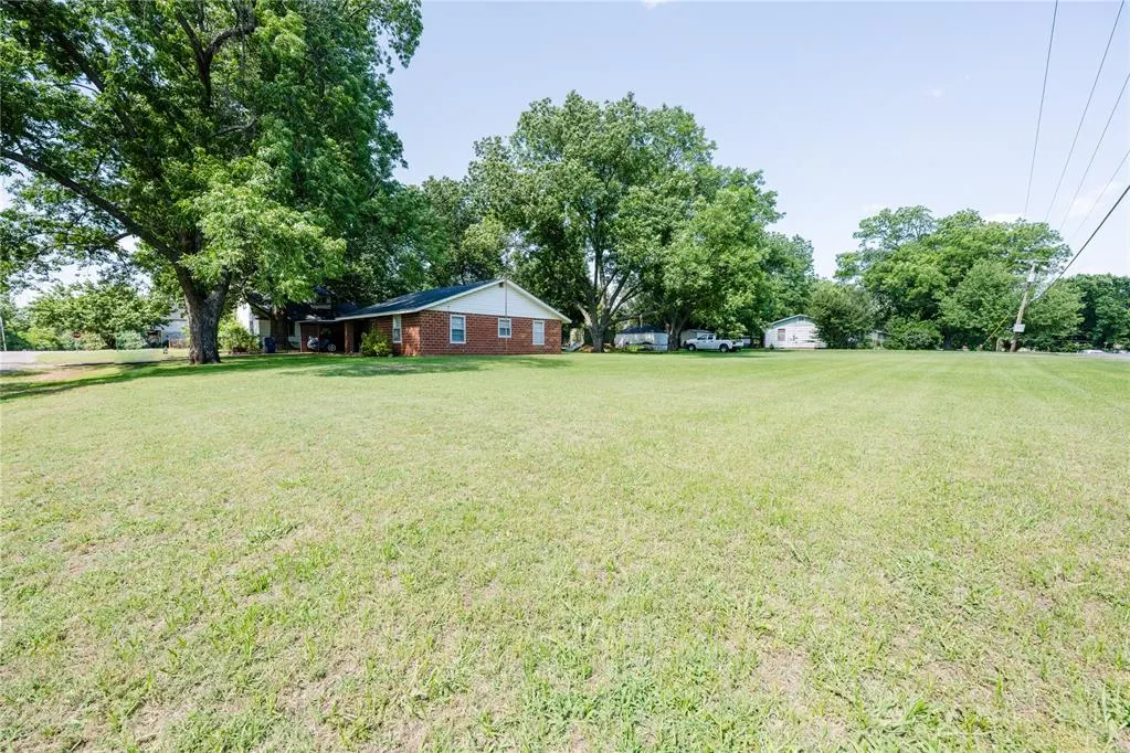 Photo 3 — 405 S Clayton Avenue, Wynnewood, OK 73098