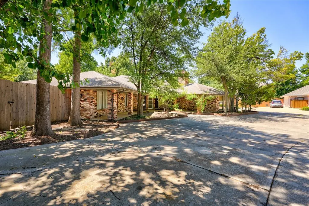 Photo 3 — 6325 Glenbrook Court, Oklahoma City, OK 73118