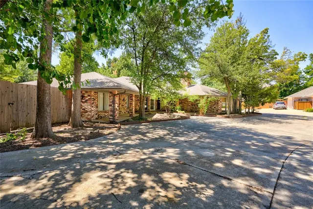 Photo 3 — 6325 Glenbrook Court, Oklahoma City, OK 73118