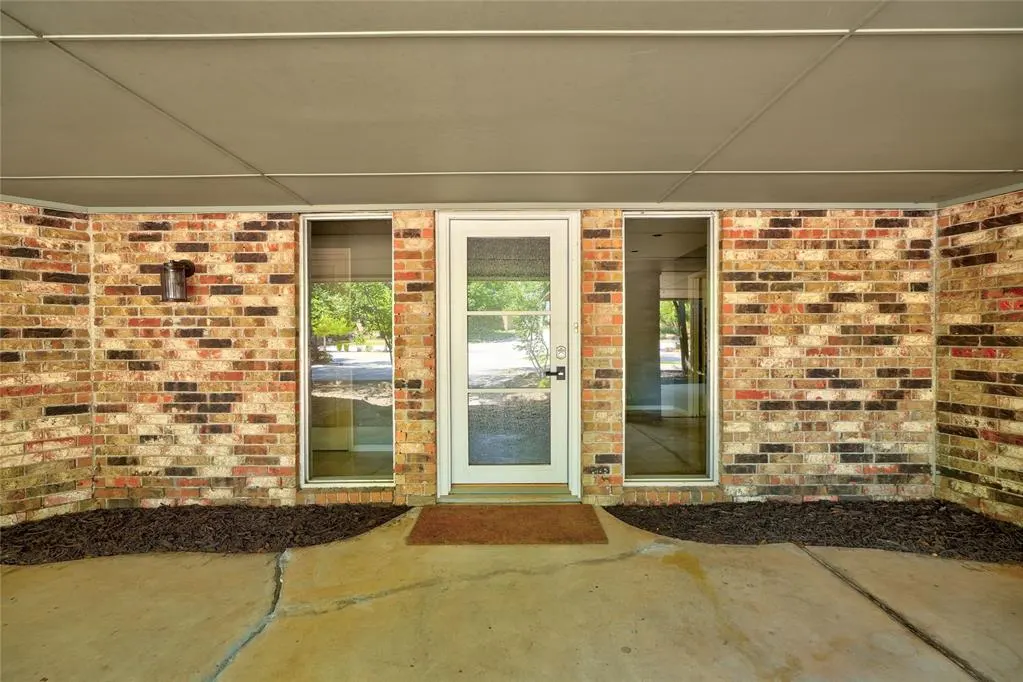 Photo 5 — 6325 Glenbrook Court, Oklahoma City, OK 73118