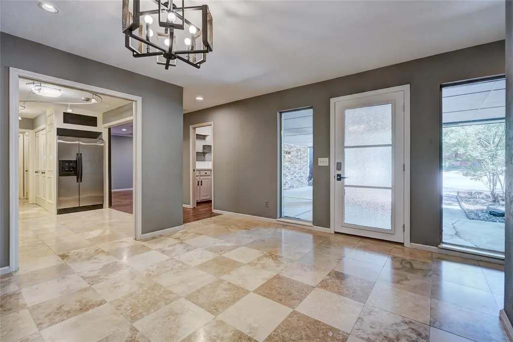 Photo 8 — 6325 Glenbrook Court, Oklahoma City, OK 73118