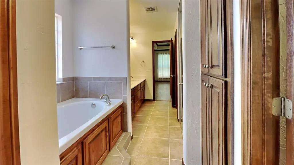 Photo 12 — 9200 Stacy Lynn Lane, Yukon, OK 73099