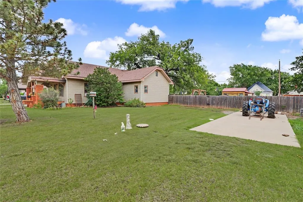 Photo 8 — 110 S Stephens, Hobart, OK 73651