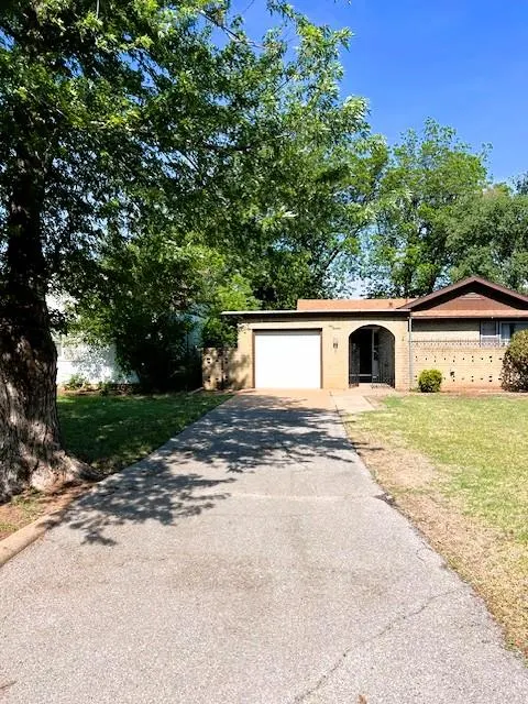 Photo 2 — 413 N Washington Street, Hobart, OK 73651
