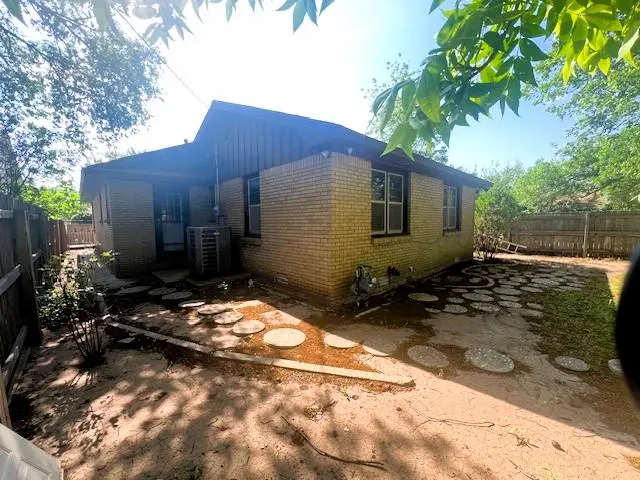 Photo 14 — 413 N Washington Street, Hobart, OK 73651