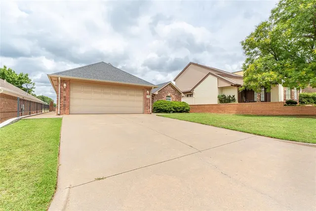 Front exterior — 117 The Hills, Clinton, OK 73601