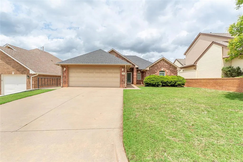 Photo 2 — 117 The Hills, Clinton, OK 73601