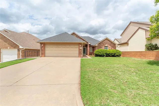 Photo 2 — 117 The Hills, Clinton, OK 73601