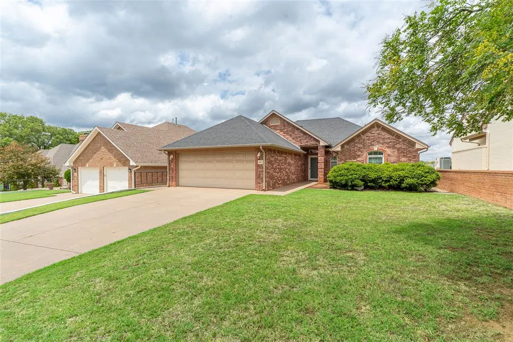 Photo 3 — 117 The Hills, Clinton, OK 73601