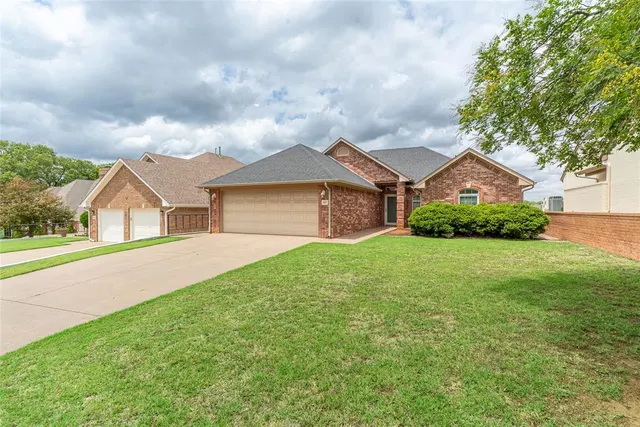 Photo 3 — 117 The Hills, Clinton, OK 73601