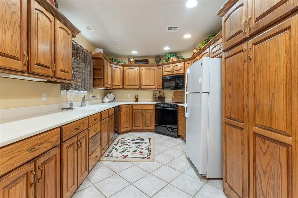 Photo 23 — 117 The Hills, Clinton, OK 73601