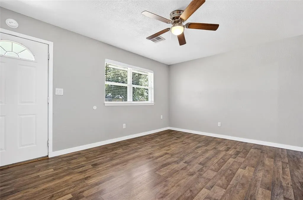Photo 4 — 901 SW 3rd Street, Moore, OK 73160