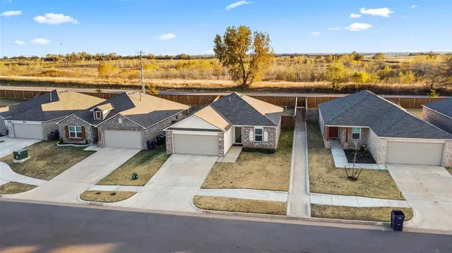 Photo 2 — 11712 NW 94th Street, Yukon, OK 73099